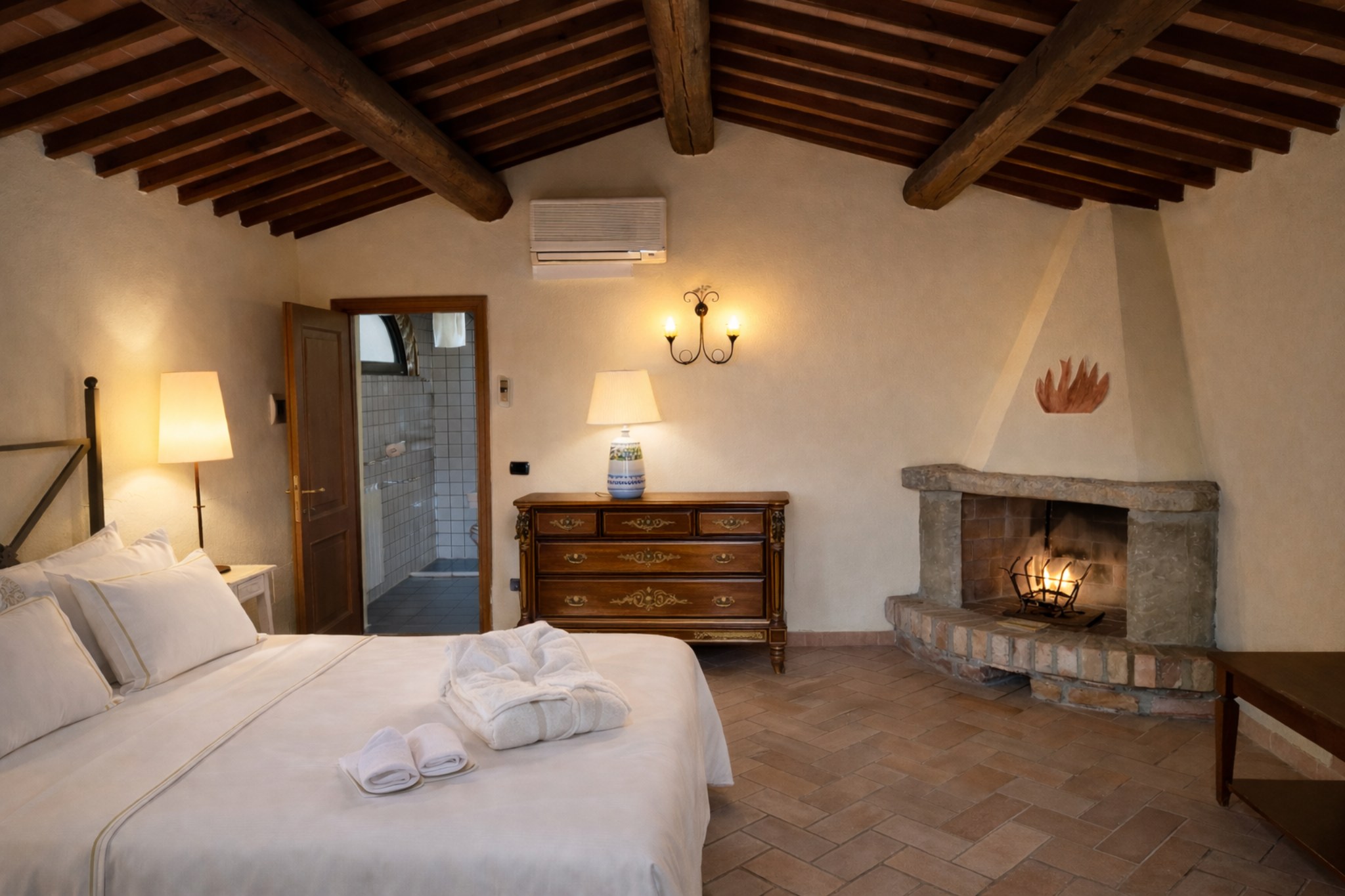 Villa Cerretello bedroom with fireplace