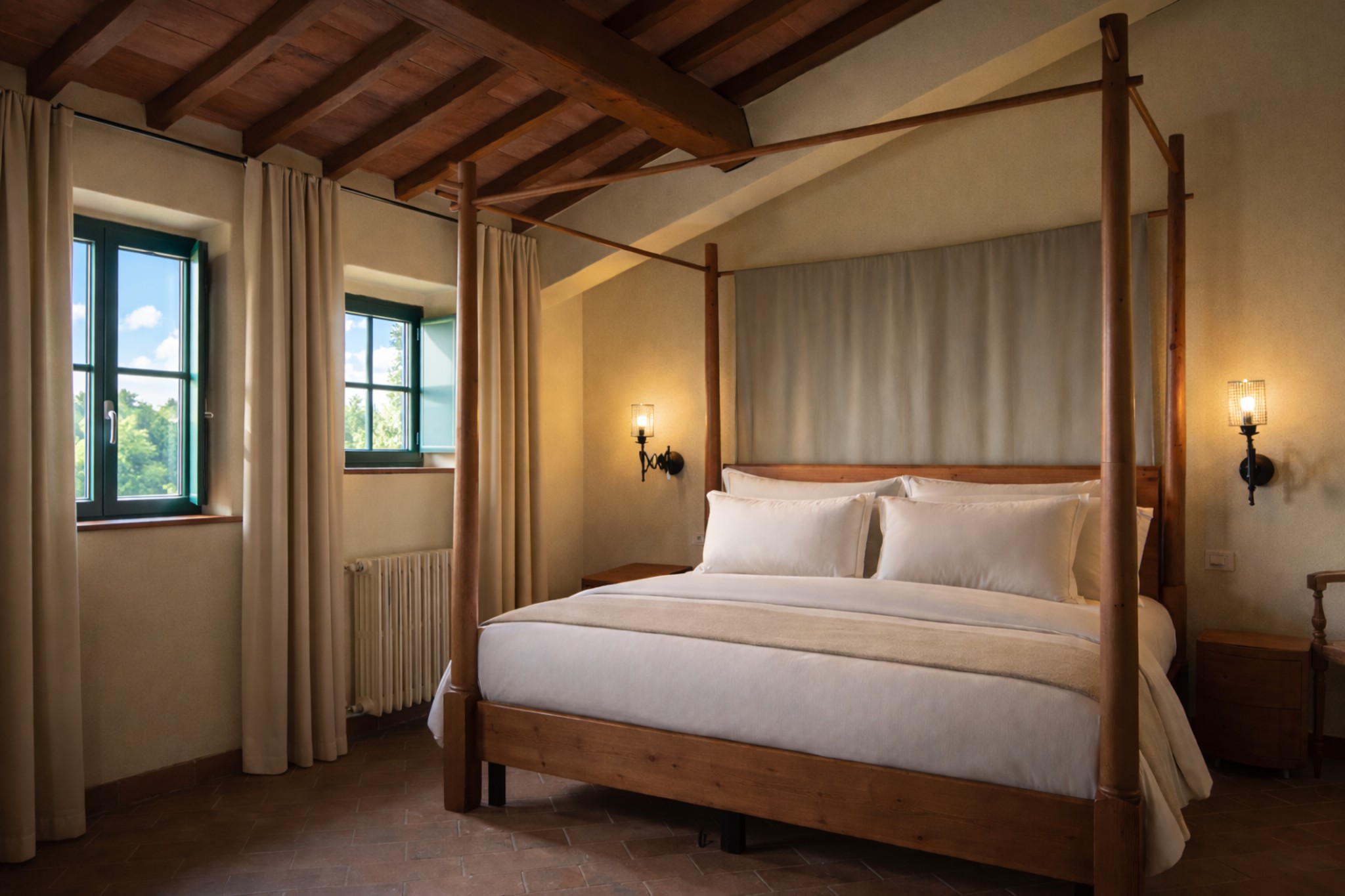 Villa Popillo canopy bedroom