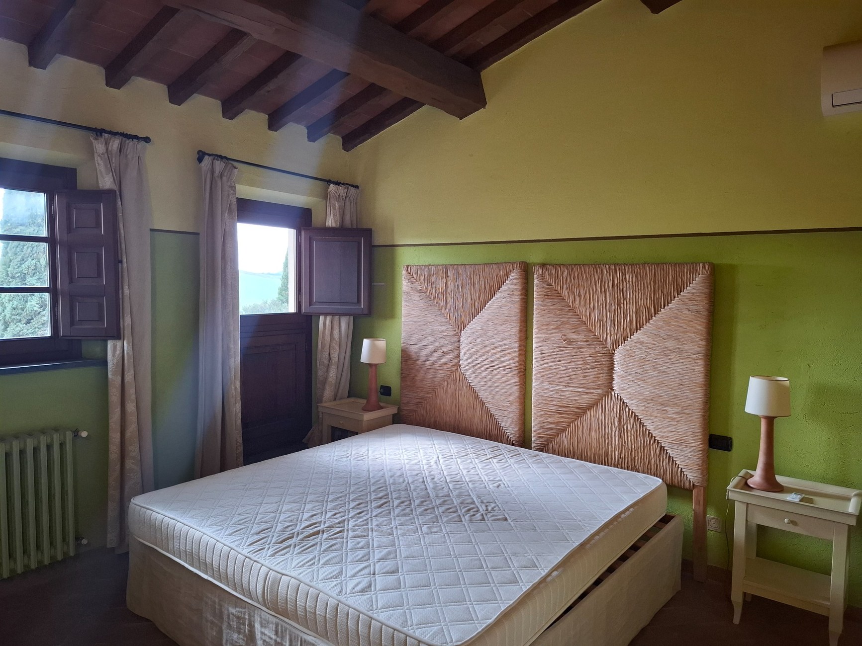 Villa Vignola green bedroom